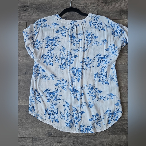 2/$15 Gap - Oversized White Short Sleeve Shirt with Blue Floral Print - Size S - Picture 2 of 6